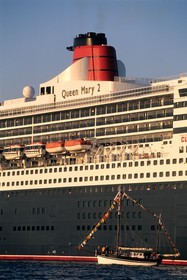 France, Manche (50), Cotentin, arrivée du Queen Mary II au large de Cherbourg à l' aube