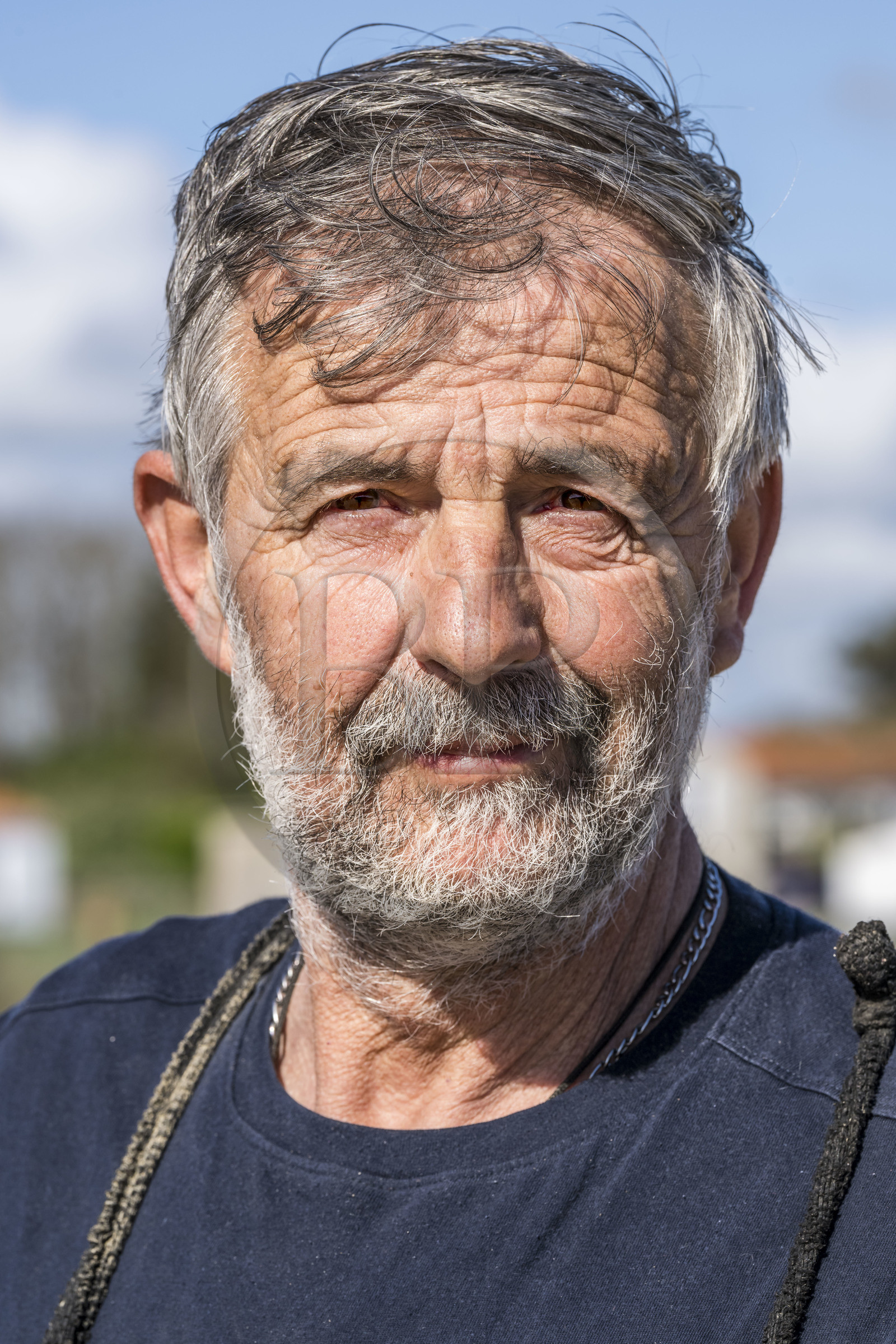 France, Vendée (85), Talmont-Saint-Hilaire, port du village d'ostréiculteurs de la Guittière dans l'estuaire du Payré, l'ostréiculteur Patrick Guyau