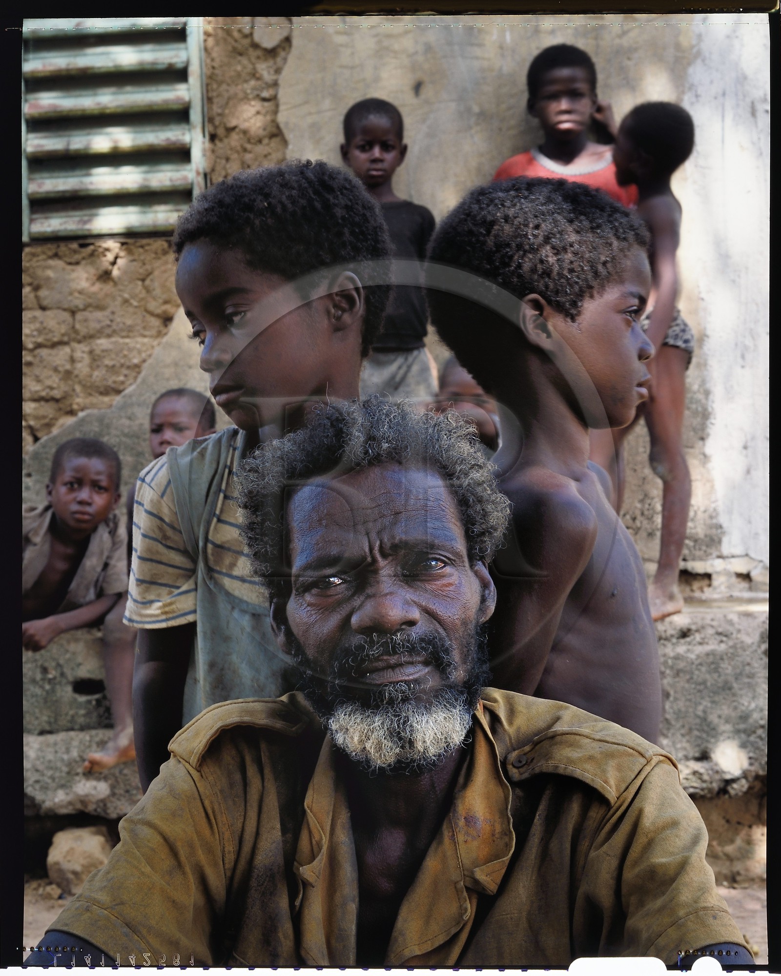 Burkina Faso, Poni province, Lobi land, Loropéni, Houliene Kambou with his little twin sons