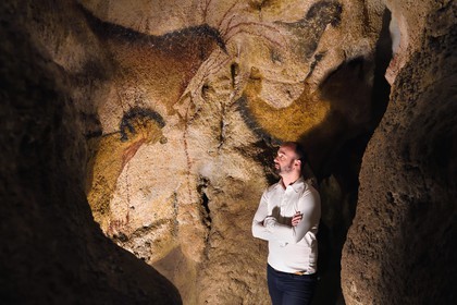 France, Dordogne (24), Périgord Noir, vallée de la Vezère, Montignac-sur-Vézère, Grotte de Lascaux II, reconstitution du site préhistorique et grotte ornée classés Patrimoine Mondial de l'UNESCO, le directeur d'exploitation du centre international d'art pariétal de Lascaux Guillaume Colombo