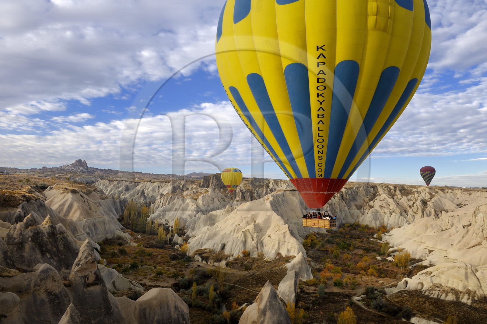 Turquie, Anatolie Centrale, province de Nevsehir, Cappadoce classée Patrimoine Mondial de l'UNESCO, vallée de l'Amour, paysage d'érosion et cheminées de fées avec Uchisar en arrière-plan (vue aérienne)