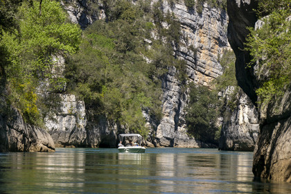 Var (83) rive gauche et Alpes-de-Haute-Provence (04) rive droite, Parc Naturel Régional du Verdon, Basses Gorges du Verdon en aval du lac de Sainte Croix, découverte en bateau électrique des gorges de Baudinard