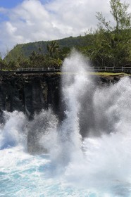 France, Ile de la Reunion, côte sud, Saint-Philippe, le Cap Méchant est situé le long d'une côte déchiquetée de roche volcanique frappée par la houle et typique de la région appelée Sud sauvage