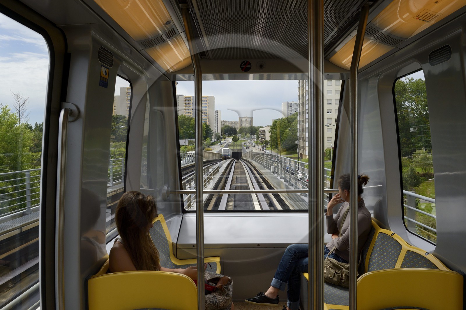 France, Ille-et-Vilaine (35), Rennes, métro quittant la station de La Poterie