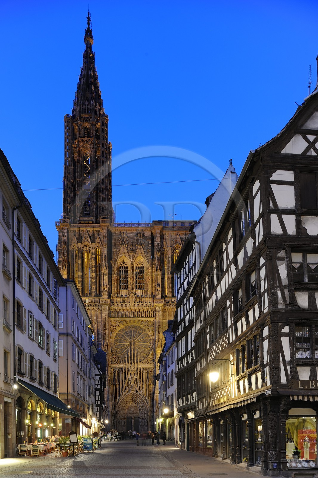 France, Bas-Rhin (67), Strasbourg, la cathédrale Notre-Dame et la rue mercière