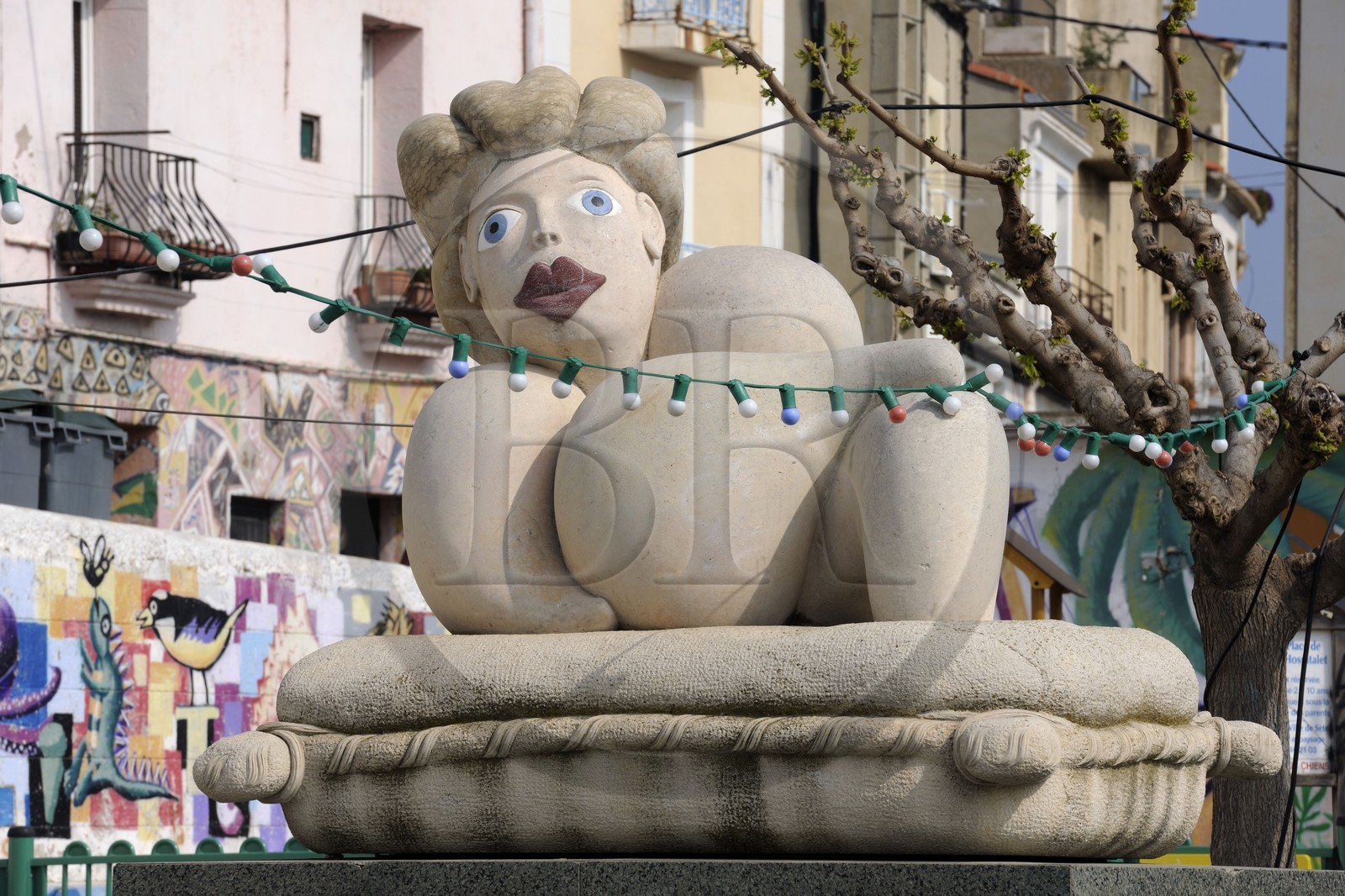 France, Hérault (34), Sète, place de l'Hospitalet dans le Quartier Haut, sculpture de La Mama de Richard Di Rosa