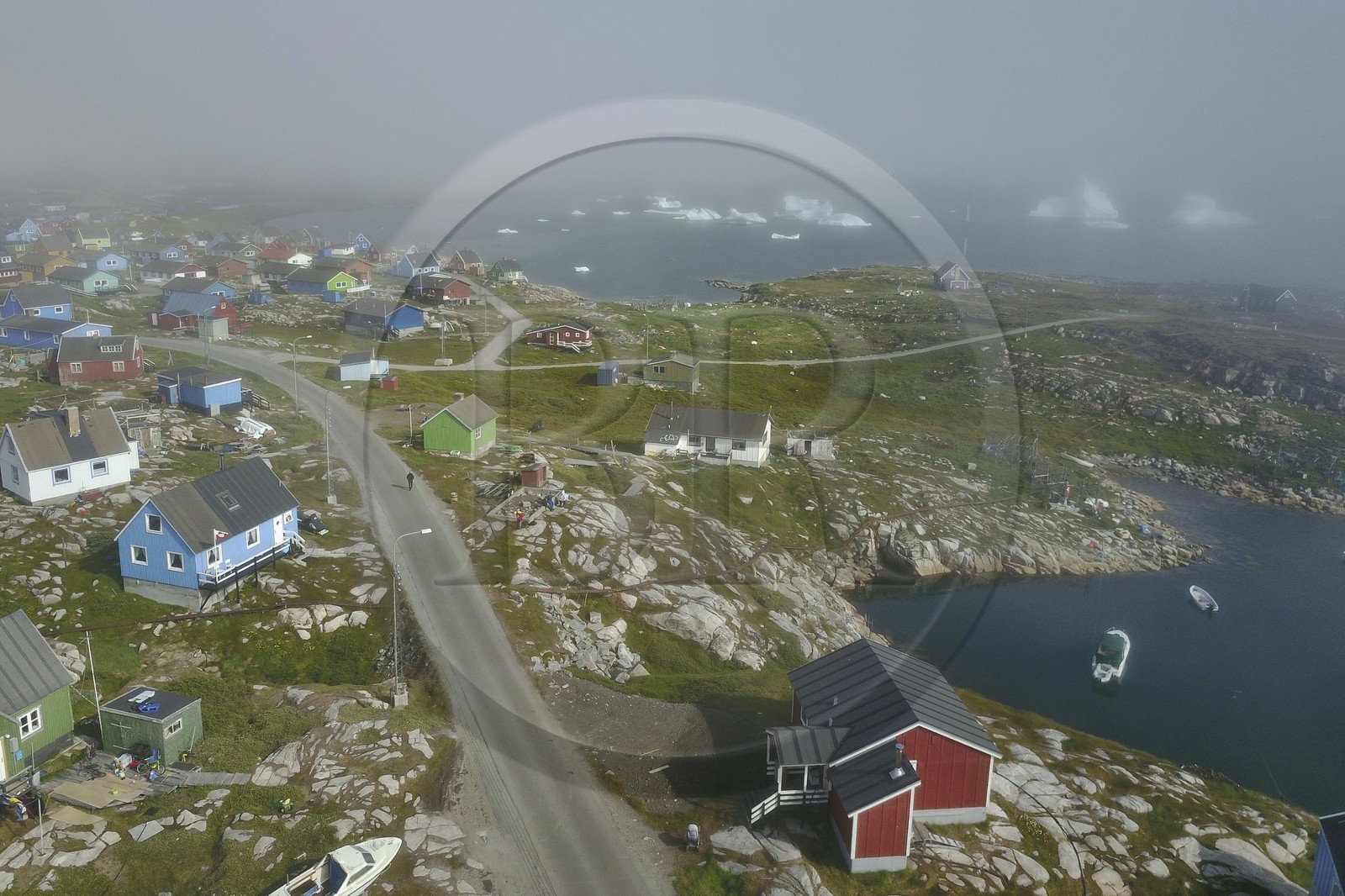 Groenland, cote ouest, Ile de Disko, le village de Qeqertarsuaq et icebergs en arri