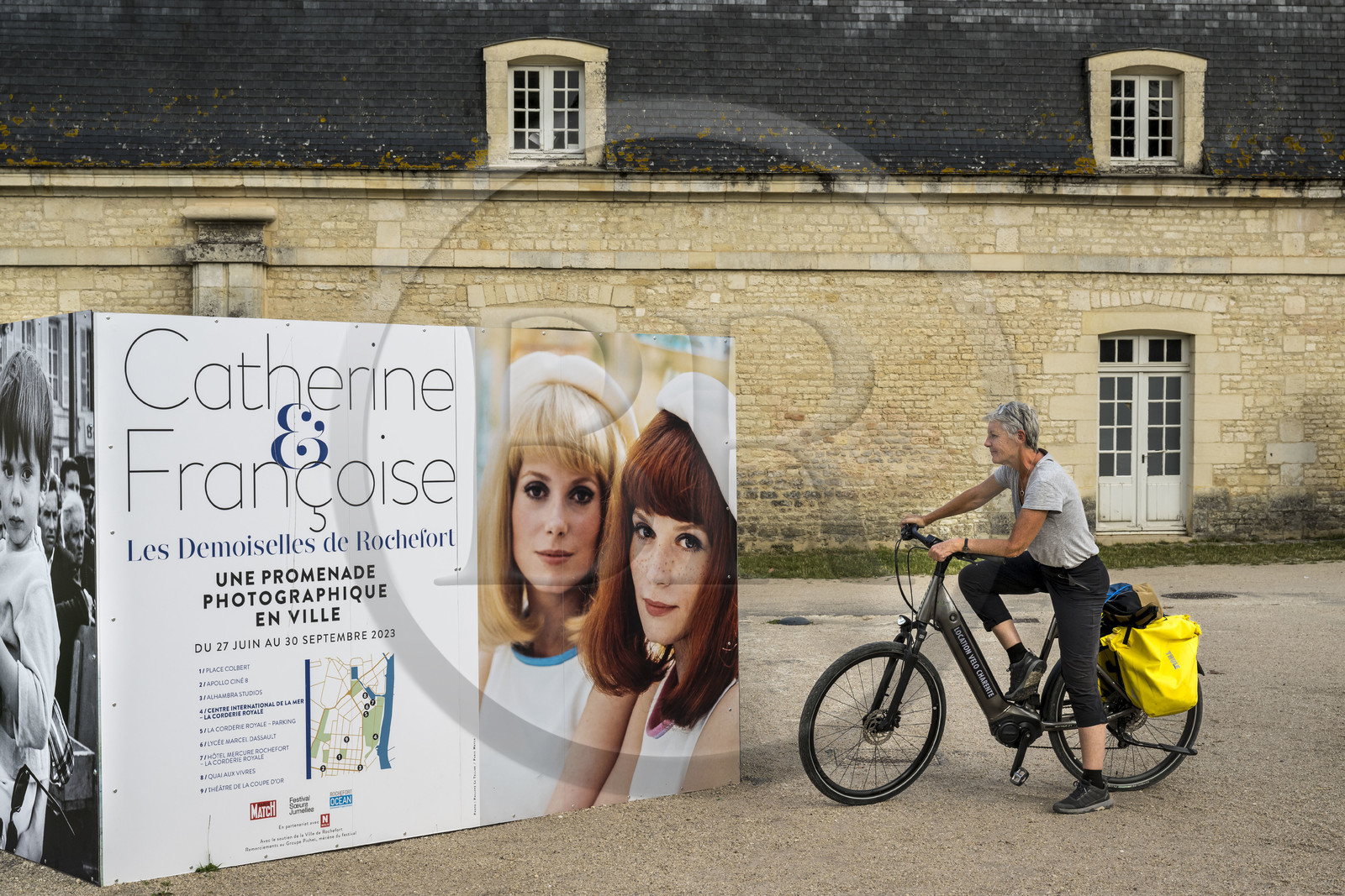 France, Charente-Maritime (17), Rochefort, Centre International de la mer dans l'ancien Arsenal maritime de Rochefort, la Corderie Royale conçue par Colbert en 1666, affichage d'Une Promenade Photographique En Ville sur les Demoiselles de Rochefort avec Catherine Deneuve et Françoise Dorléac