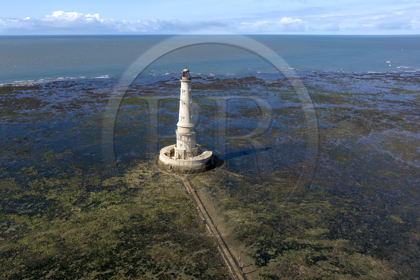 France, Gironde (33), le Verdon-sur-Mer, plateau rocheux de Cordouan à marée basse, phare de Cordouan, classé Patrimoine Mondial de l'UNESCO (vue aérienne)