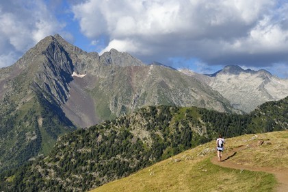 France, Hautes-Pyrénées (65), Saint-Lary-Soulan et Vielle-Aure, randonnée sur une variante du GR10 entre le col de Portet et les lacs de Bastan en bordure de la réserve naturelle de Néouvielle en arrière plan