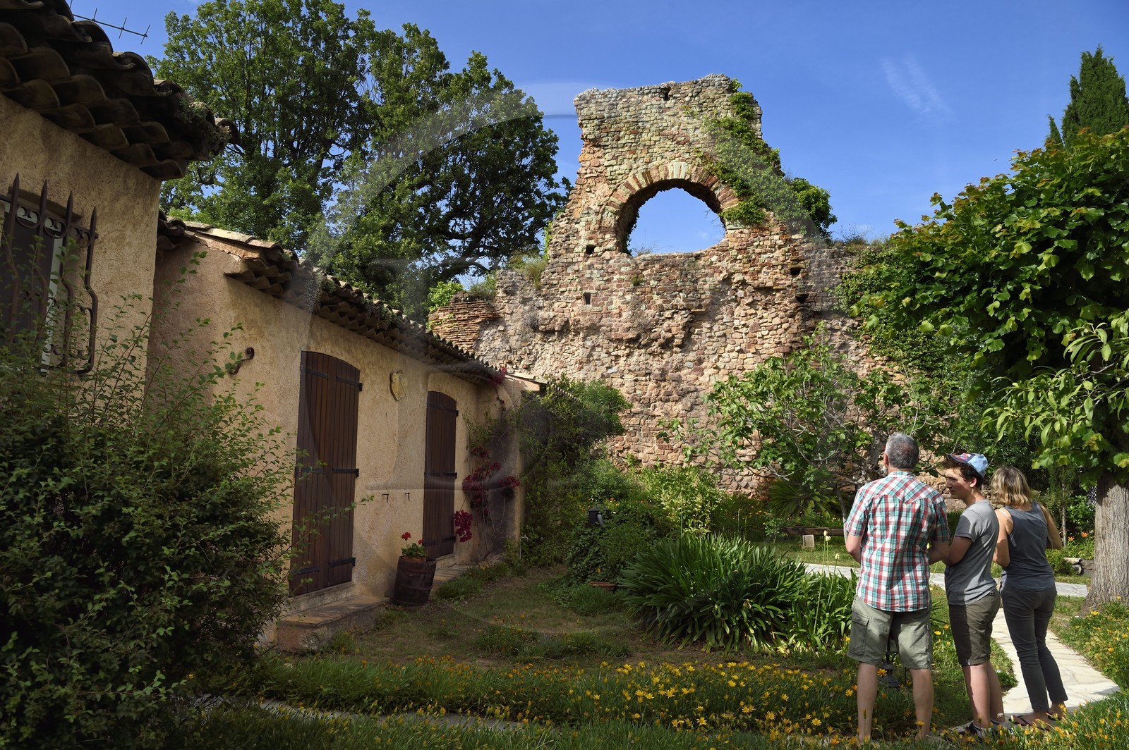 France, Var (83), Fréjus, Forum Julii, l'aqueduc romain du Ier siècle av. J-C intégré aux remparts Est de la ville romaine vers la Porte de Rome, il cloture le jardin d'une maison de particulier