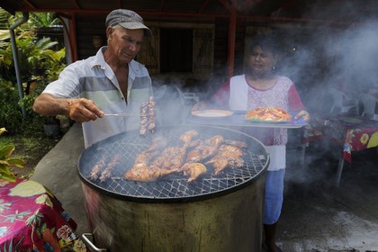 France, Ile de la Reunion, côte sud, Saint-Philippe, restaurant La Mer Cassée en bordure de mer, poulet grillé aussi appellé poulet bitume, poulet la poussière ou encore poulet goudron