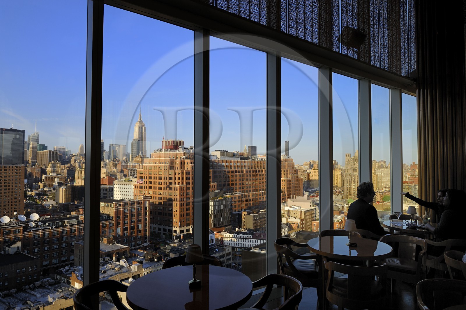 Etats-Unis, New York, Manhattan, Meatpacking district, champagne au bar du Standart Hotel qui surplombe la High Line avec vue sur Midtown