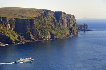 Royaume-Uni, Ecosse, Iles Orcades, le ferry en provenance de Stromness devant les falaises de St. John's Head à la pointe Nord de l'Ile de Hoy et le rocher l'emblème distinctif Old Man of Hoy en arrière plan (vue aérienne)