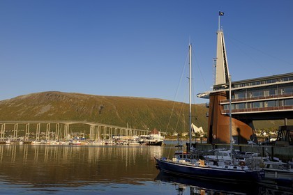 Norvège, Troms, ville de Tromso, l'hotel Rica Ishavshotell sur le port et le pont qui relie l'île au continent