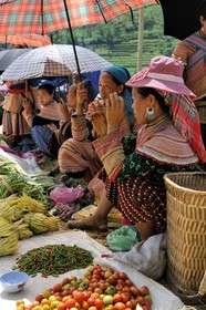 Vietnam, province de Lao Cai, région de Bac Ha, marché de Can Cau, femmes de la minorité Hmong Fleur