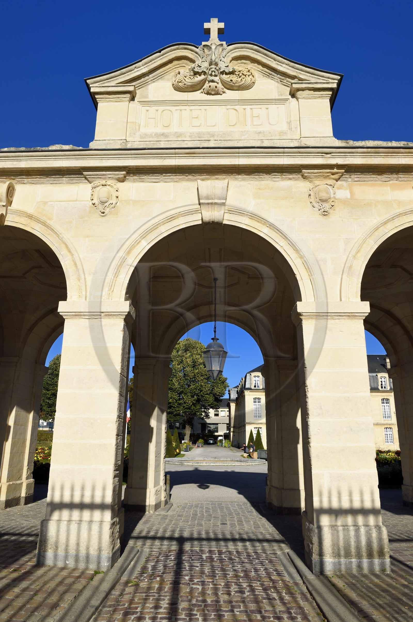 France, Calvados (14), Caen, l'Abbaye-aux-Dames, Fronton du portique de l'Hôtel-Dieu
