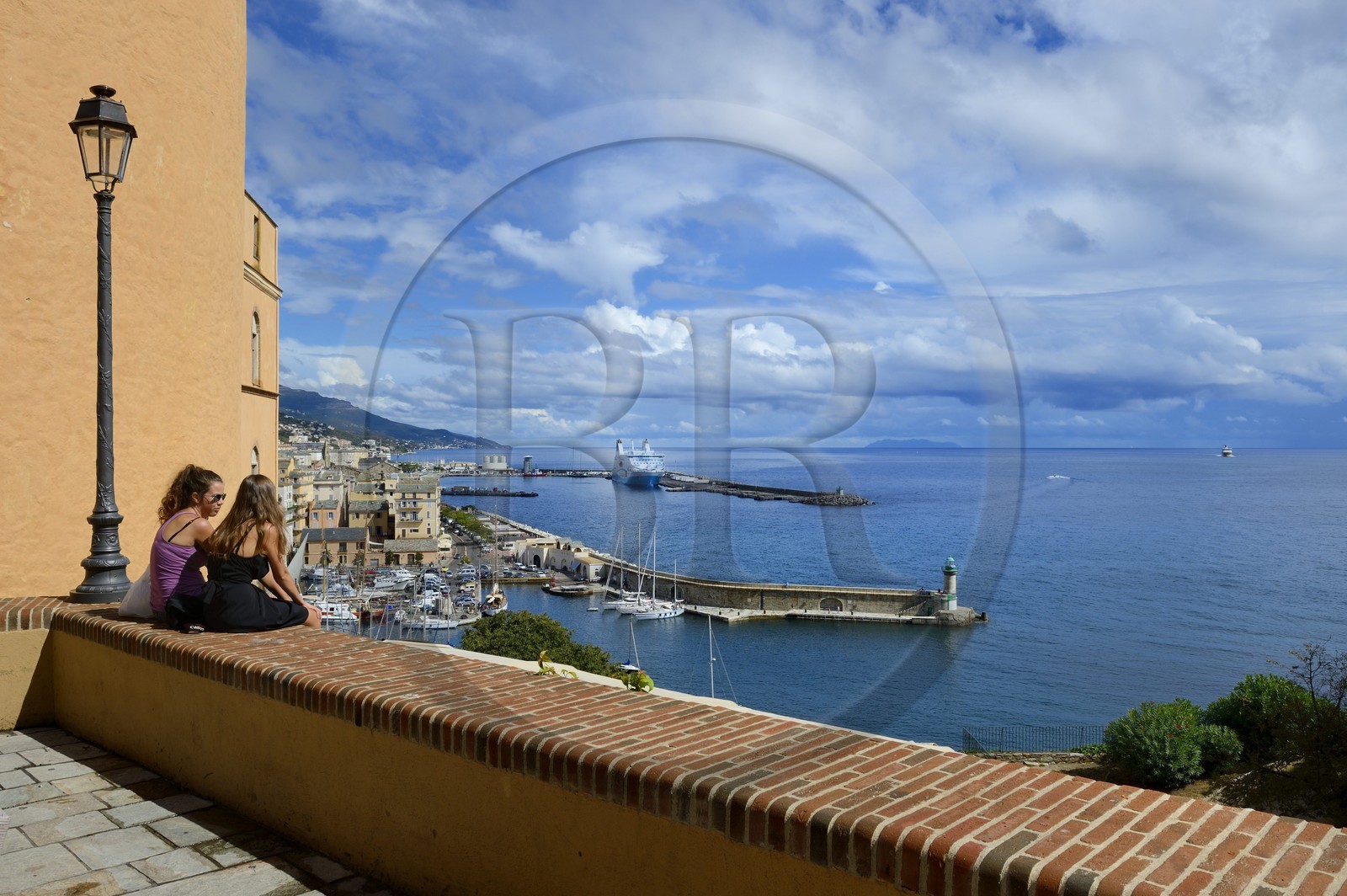 France, Haute-Corse (2B), Bastia, la Citadelle quartier de Terra-Nova, vue sur le port depuis la place du Donjon et l'Ile de Capraia de l'archipel toscan en arrière plan