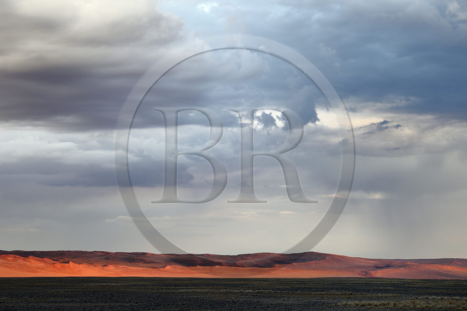 Namibie, région d'Hardap, désert du Namib, parc national du Namib-Naukluft, Erg du Namib classé Patrimoine Mondial de l'UNESCO, dunes de Sossusvlei au lever de soleil et pluie