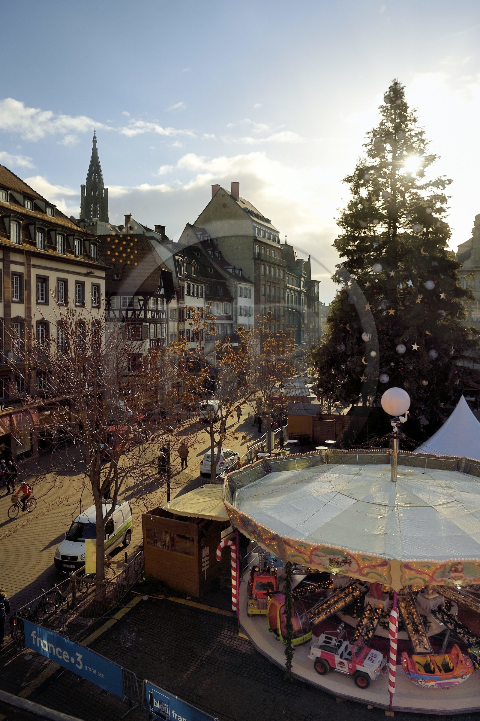 France, Bas-Rhin (67), Strasbourg, vieille ville classée au Patrimoine Mondial de l’UNESCO, le Grand Sapin de Noël sur la place Kléber