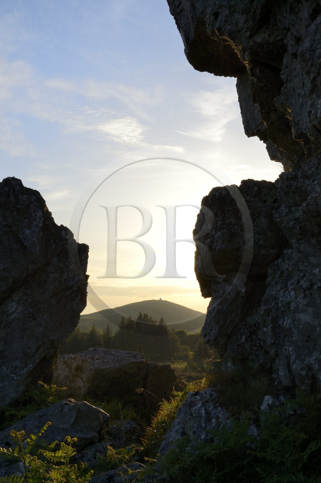 France, Finistère (29), parc naturel régional d'Armorique, Monts d'Arrée, Brasparts, rocher des exorcismes druidiques du marais du Yeun-Elez menant au Youdig (une des portes de l'enfer) et la chapelle Saint Michel au sommet du Menez Mikaël en arrière plan