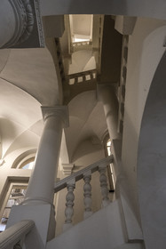 France, Alpes-Maritimes (06), Nice classée Patrimoine Mondial de l'UNESCO, le Vieux Nice, escalier de l'immeuble dit Palais Maurice de Savoie (La Trappa) du XVIIème siècle