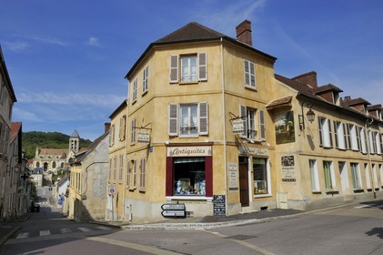 France, Val-d'Oise (95), le village de Vétheuil et son église Notre Dame peinte par Claude Monet
