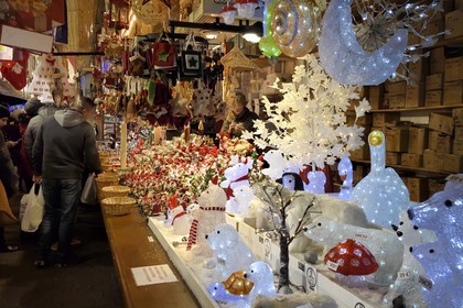 France, Bas-Rhin (67), Strasbourg, vieille ville classée Patrimoine Mondial de l'UNESCO, marché de Noël (Christkindelsmarik) de la place Broglie