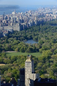 Etats-Unis, New York, Manhattan, Central Park et la Hudson River, Trump Park building (ancien Barbizon Plaza Hotel) sur Central Park South au premier plan