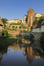 France, Côte d'Or (21), Semur-en-Auxois, la Tour Margot dominant les bords de la rivière l'Armançon et le pont Pinard