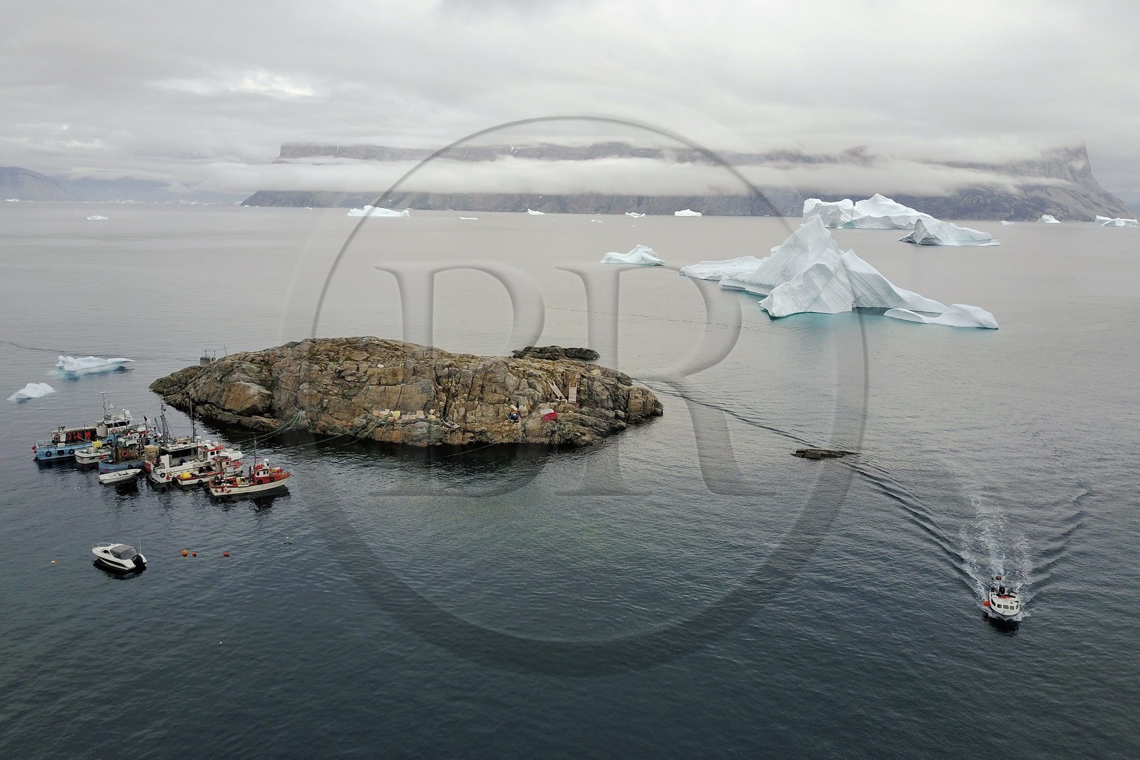 Groenland, cote ouest, fjord de Uummannaq, bateaux pour la p