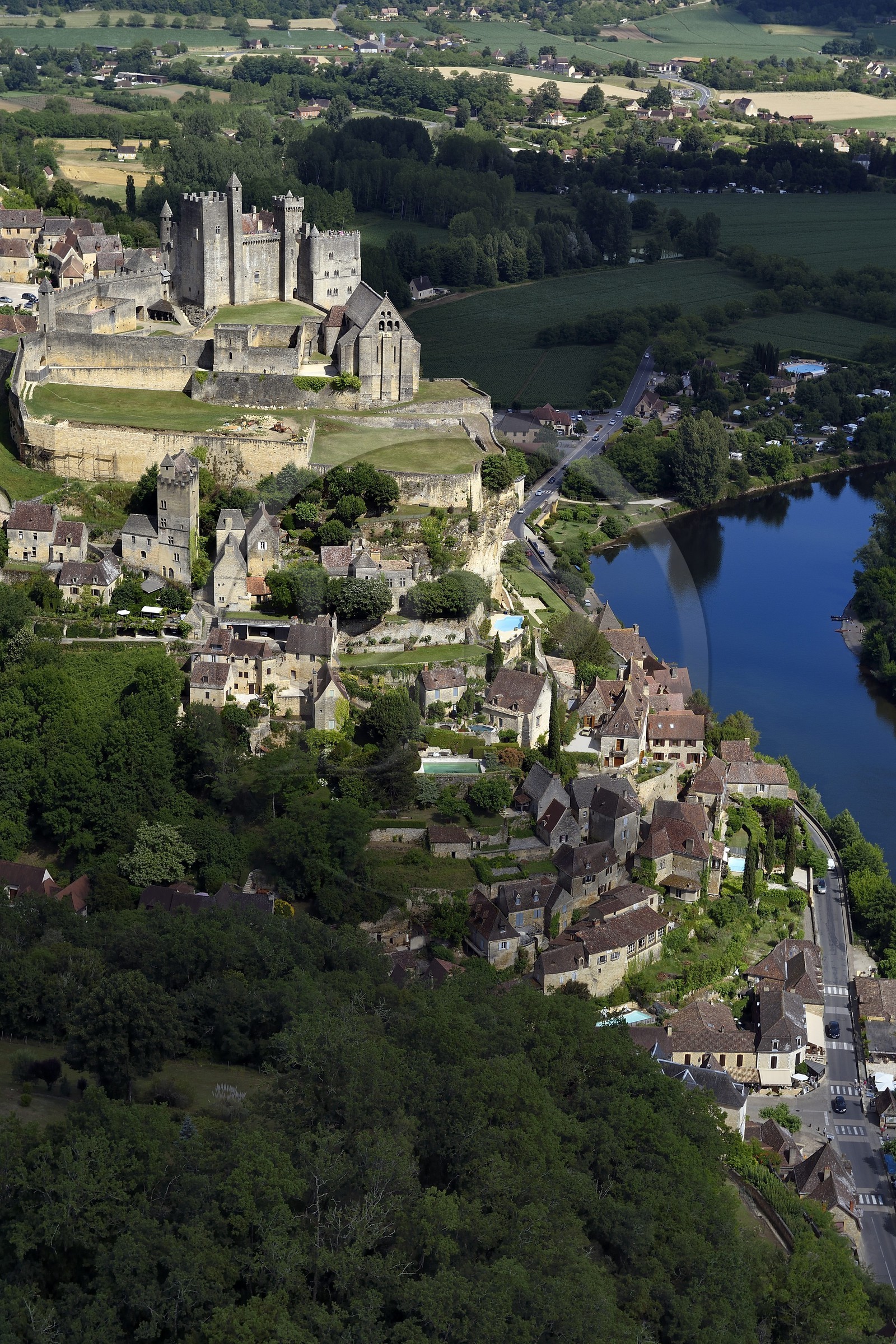 France, Dordogne (24), Périgord Noir, vallée de la Dordogne, Beynac-et-Cazenac, labellisé Les Plus Beaux Villages de France, château sur un éperon rocheux au dessus de la rivière Dordogne (vue aérienne)