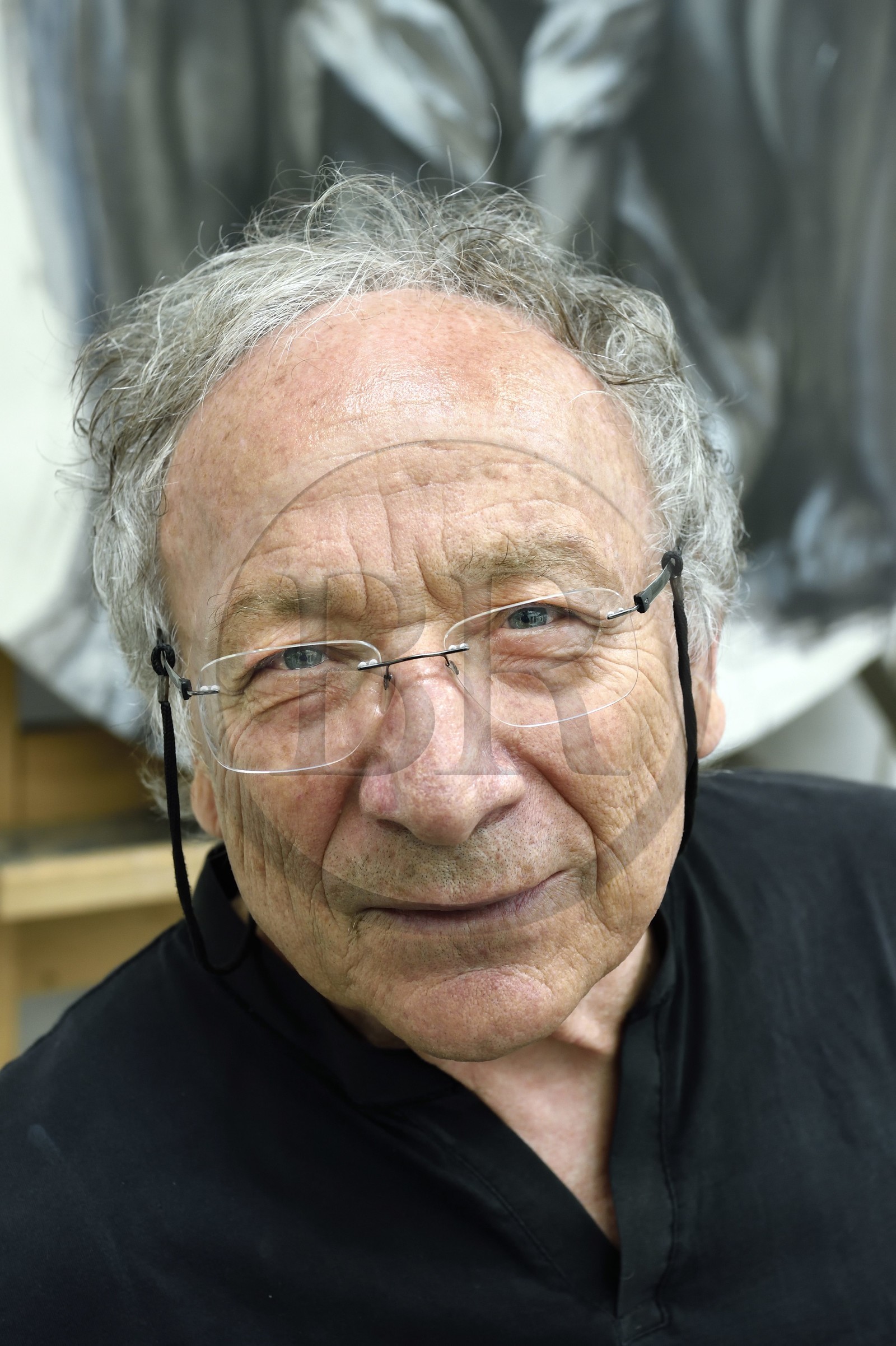 France, Ivry-sur-Seine (94), l'artiste plasticien Ernest Pignon-Ernest dans son atelier