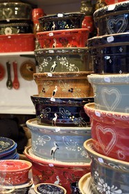 France, Bas-Rhin (67), Strasbourg, vieille ville classée Patrimoine Mondial de l'UNESCO, marché de Noël (Christkindelsmarik) de la place Broglie, terrines à baeckeoffe