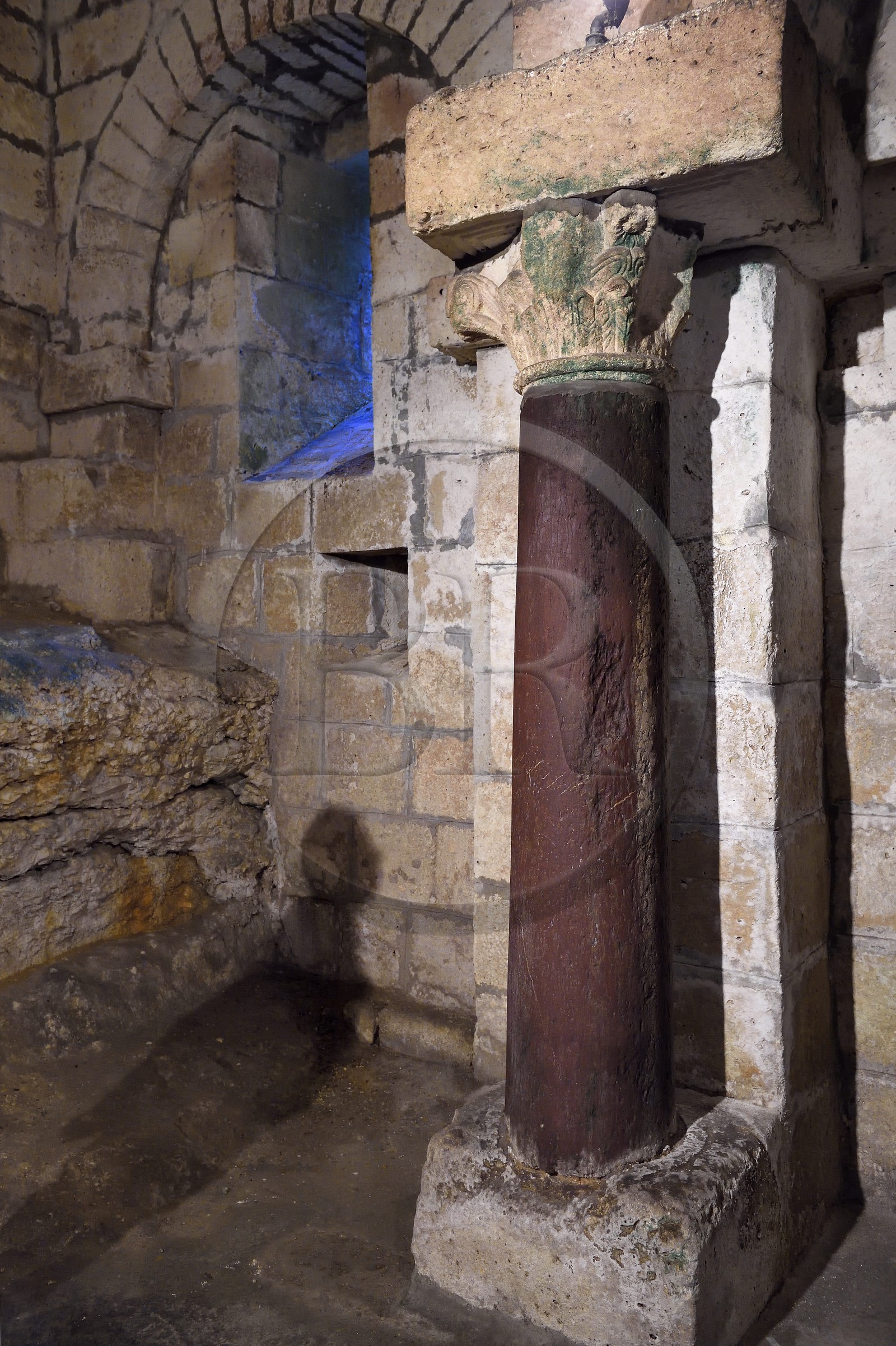 France, Dordogne (24), Brantôme, l'abbaye bénédictine Saint-Pierre de Brantôme, fondations du clocher de l'église abbatiale (XIe siècle), certainement le plus ancien campanile de France, colonne en marbre rouge provenant d'un lieu de culte gallo-romain présent avant la construction de l'abbaye
