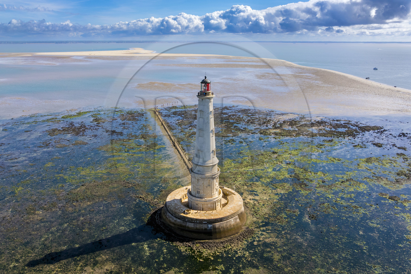 France, Gironde (33), le Verdon-sur-Mer, plateau rocheux de Cordouan à marée basse, phare de Cordouan, classé Patrimoine Mondial de l'UNESCO (vue aérienne)