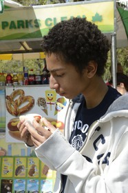 Etats-Unis, New York, Manhattan, Central Park, chez le vendeur ambulant de Hot Dog et de glaces