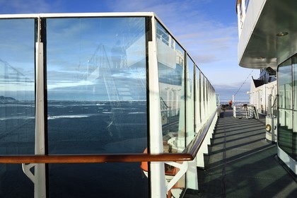 Groenland, cote Nord-Ouest, Smith sound au nord de la baie de Baffin, le bateau de croisière MS Fram de la compagnie Hurtigruten progressant entre les blocs de glace de la banquise