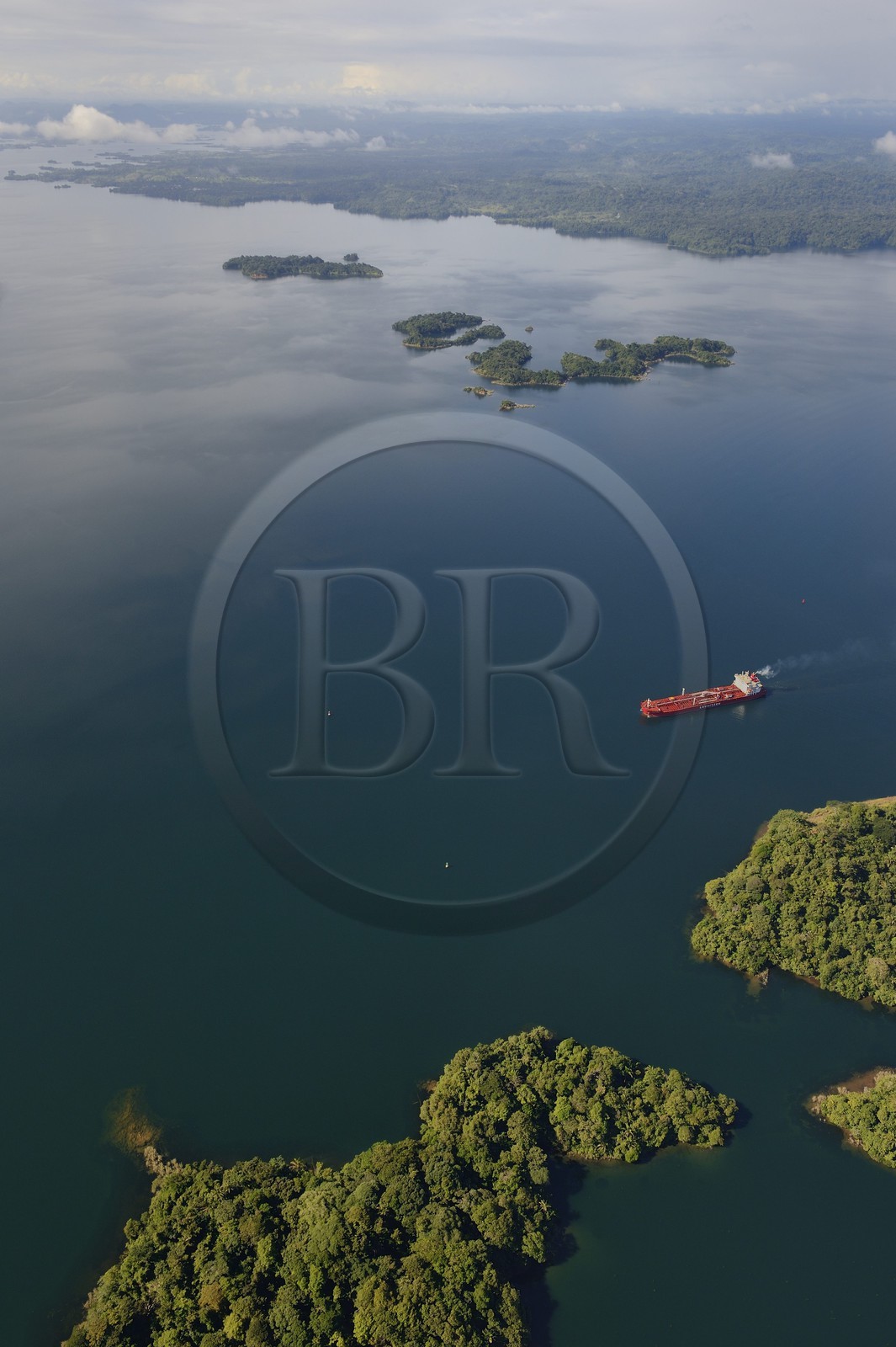 Panama, Canal de Panama, cargo panamax et ilots sur le lac Gatun (vue aérienne)