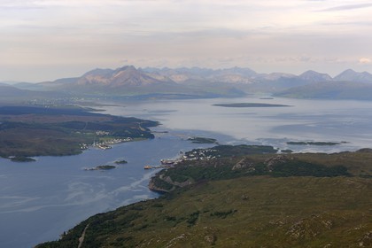 Royaume-Uni, Ecosse, Highland, Hébrides intérieures, le pont à Kyle of Lochalsh the et l'Ile de Skye en arrière plan (vue aérienne)
