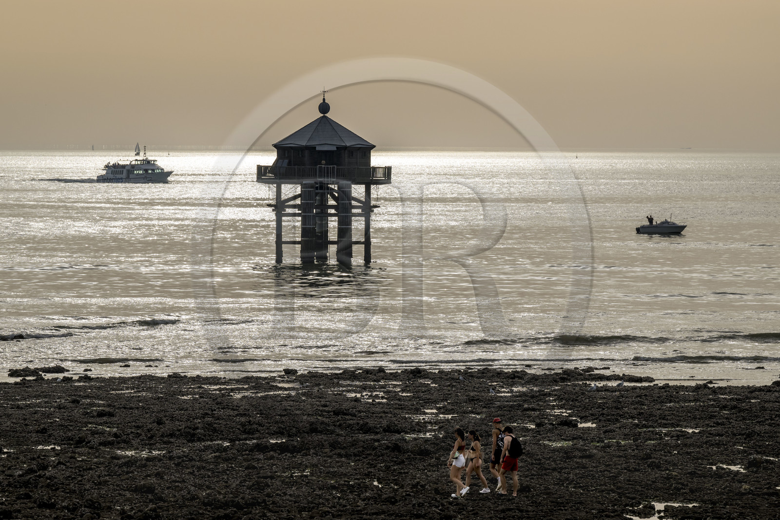 France, Charente-Maritime (17), La Rochelle, le Phare du Bout du Monde au large du cap de la pointe des Minimes, lieu de mémoire littéraire du roman Le Phare du bout du monde de Jules Verne