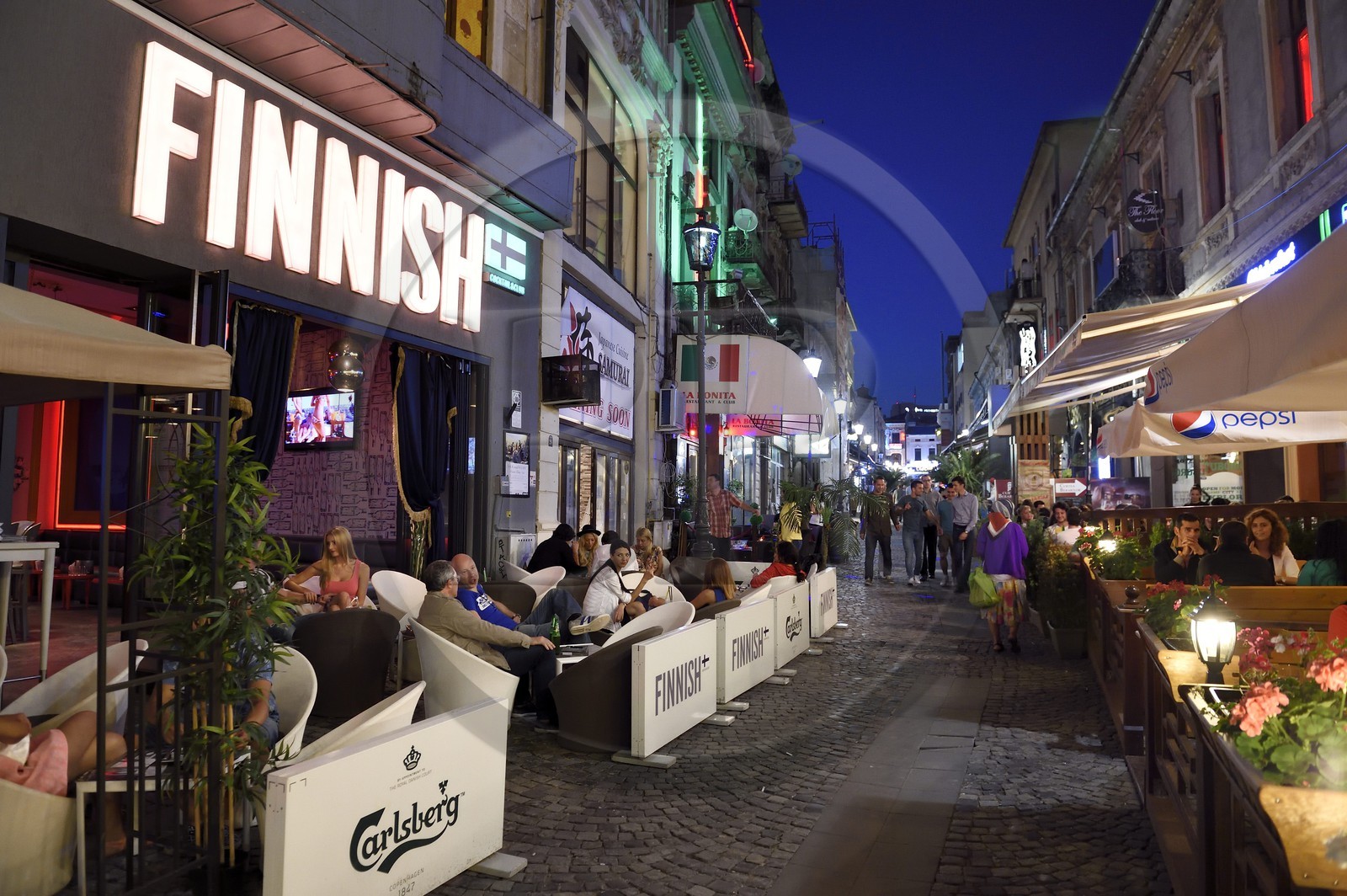 Roumanie, Bucharest, la vie nocturne dans le centre historique, rue Selari