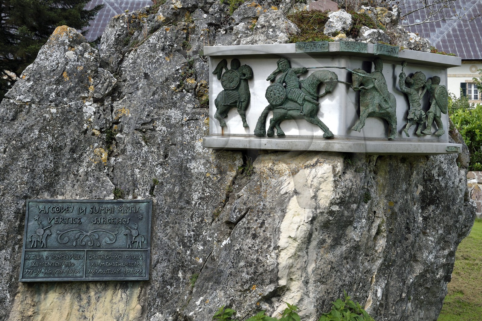 Espagne, Pays-Basque, Navarre, Roncevaux, étape du chemin de Saint-Jacques de Compostelle, Collégiale royale de Roncevaux, stèle de Roland