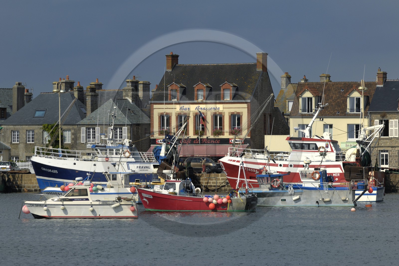 France, Manche (50), Val de Saire, port de Barfleur à marée haute, labellisé Les Plus Beaux Villages de France