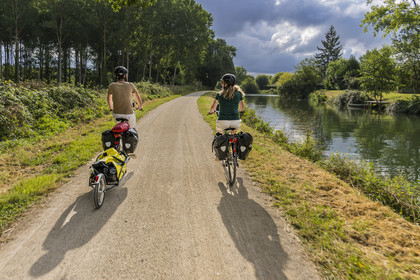 France, Deux-Sèvres (79), le Marais Poitevin, la Venise Verte, Magné, randonnée à bicyclette le long de la Sèvre Niortaise sur la voie cyclable de la Vélo Francette, vélo avec une remorque transportant le matériel de camping