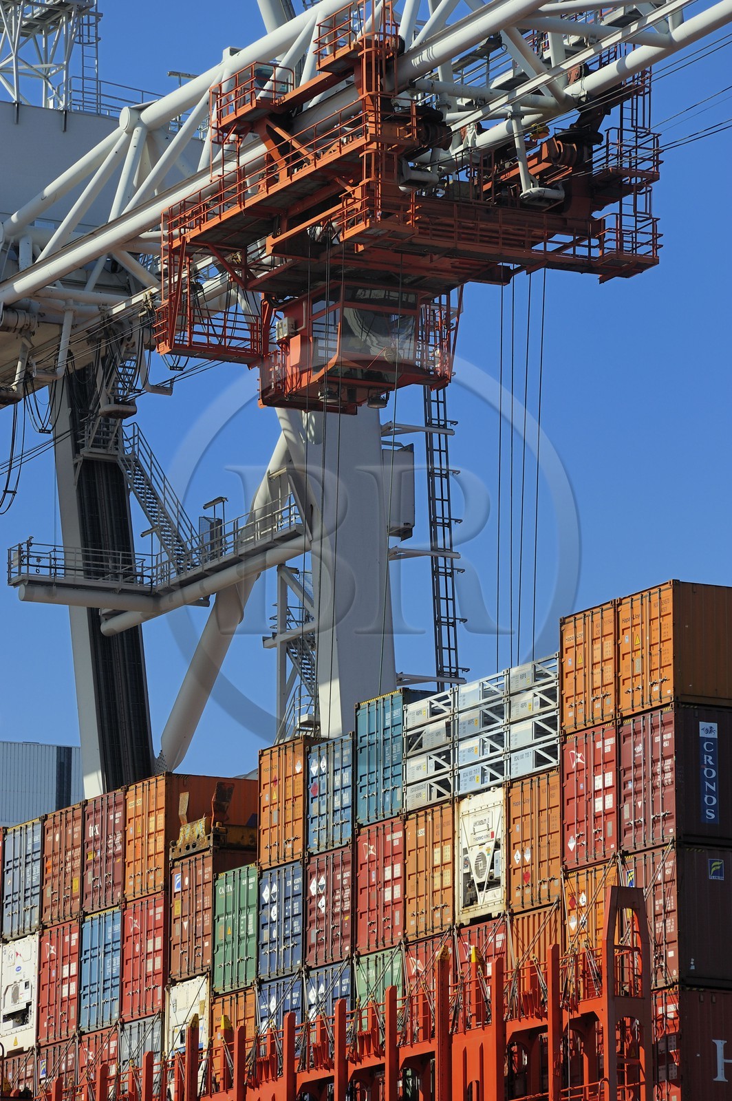 France, Seine-Maritime (76), Le Havre, port de commerce, porte-conteneurs dans le Bassin de chargement René Coty et grue transbordant les conteneurs