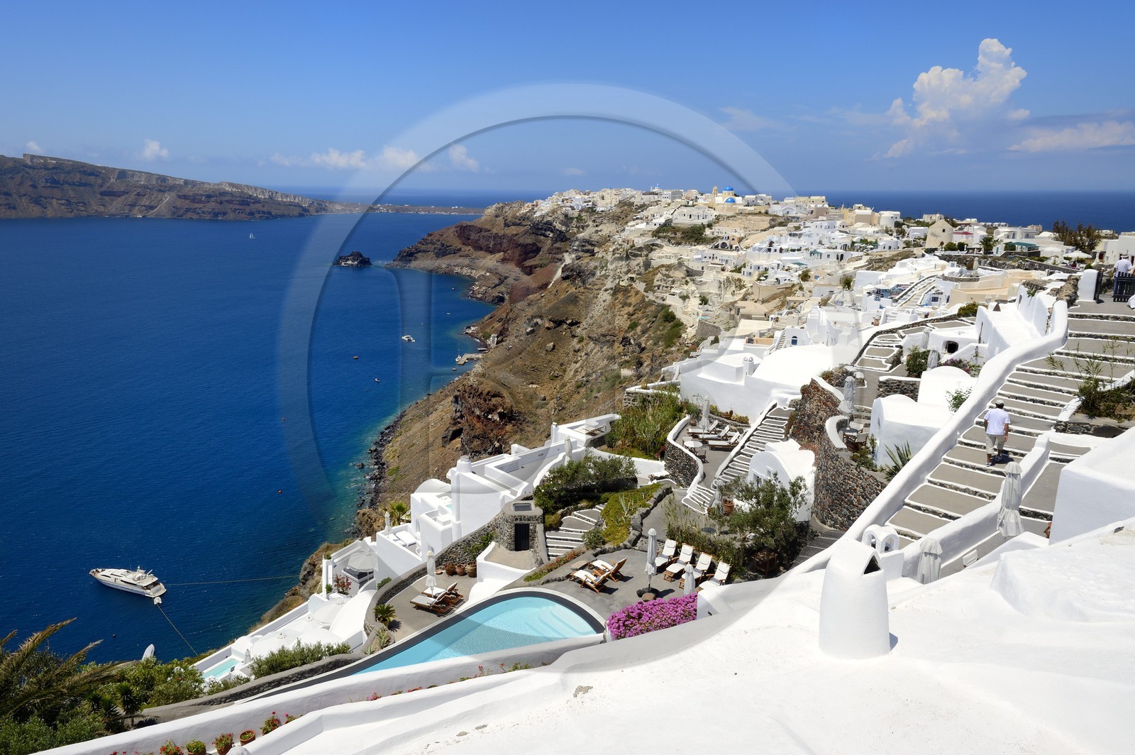 Grèce, Les Cyclades, mer Égée, île de Santorin (Thira ou Théra), le village de Oia qui surplombe la Caldera