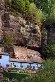 France, Bas-Rhin (67), Parc Naturel régional des Vosges du Nord, Eschbourg, Maisons des Rochers de Graufthal, habitations semi-troglodytiques du XVIIIe siècle et habitées jusqu'en 1958