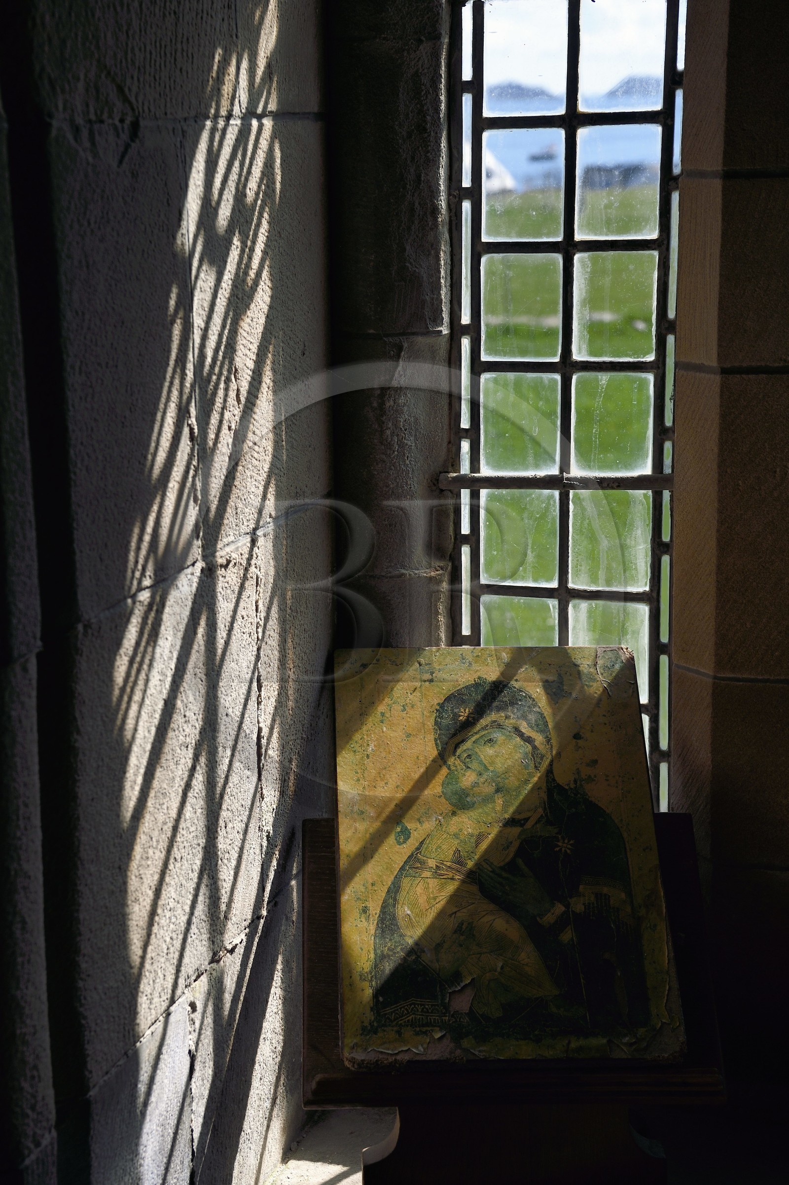 Royaume-Uni, Ecosse, Highland, Hébrides intérieures, Ile de Iona face à l'Ile de Mull, église (vers 1200) de l'abbaye d'Iona fondée par Saint Columba au VIème siècle