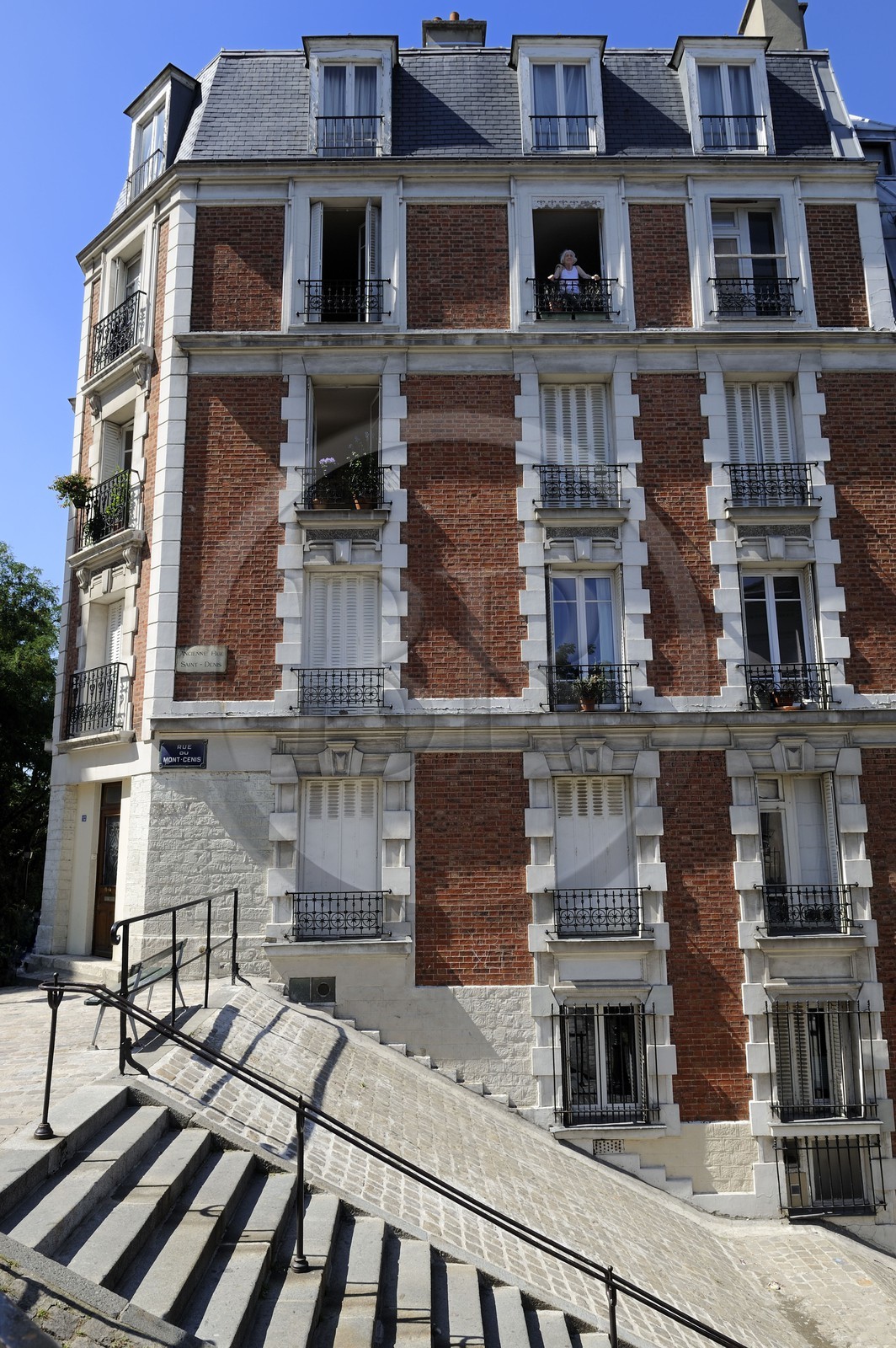 France, Paris (75), la Butte Montmartre, l'immeuble du n°12 rue Saint Vincent à l'angle de la Rue du Mont Cenis où le peintre Utrillo fut enfermé